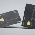 Tarjeta de pago y teléfono móvil sobre una mesa, imagen ilustrativa