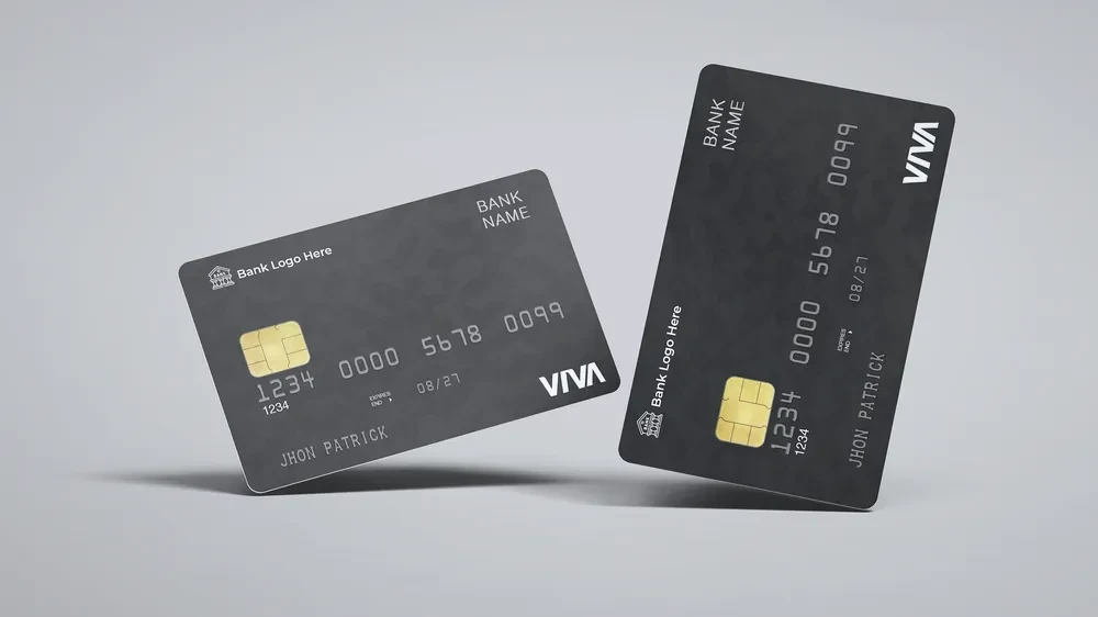 Tarjeta de pago y teléfono móvil sobre una mesa, imagen ilustrativa