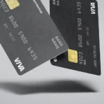 Tarjeta de débito delante de un gráfico financiero, imagen ilustrativa